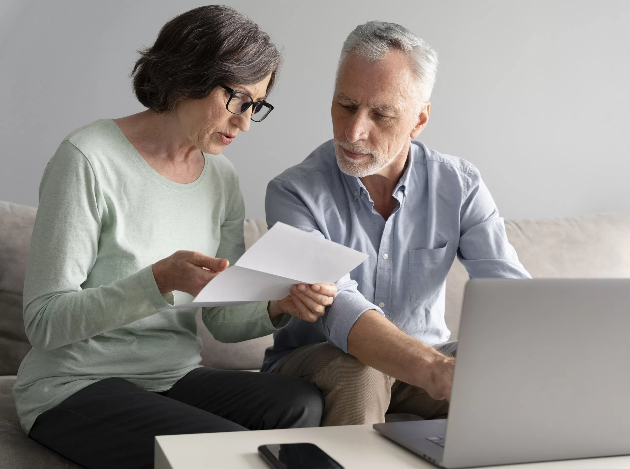 Pessoas idosas analisando um papel sobre Revisão da Vida Toda
